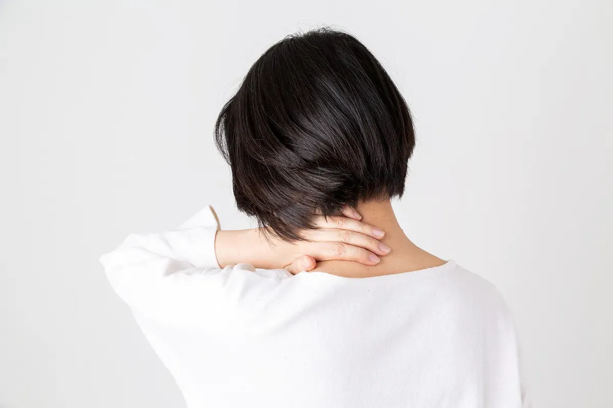 首に手を当てる様子