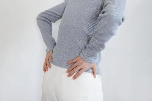 腰に手を当てる様子
