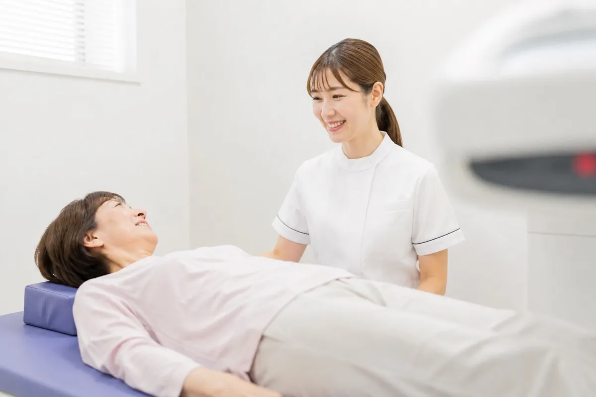骨密度測定検査の様子（写真はイメージです）