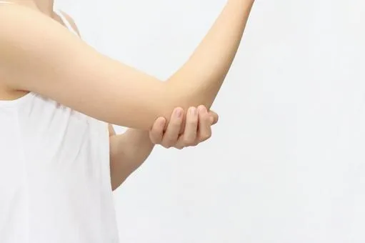 肘に手を当てる様子