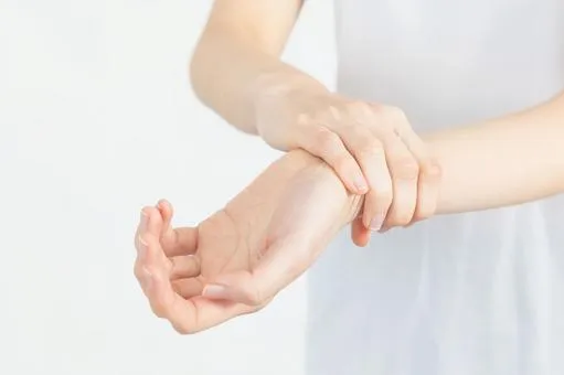 手首に手を当てる様子